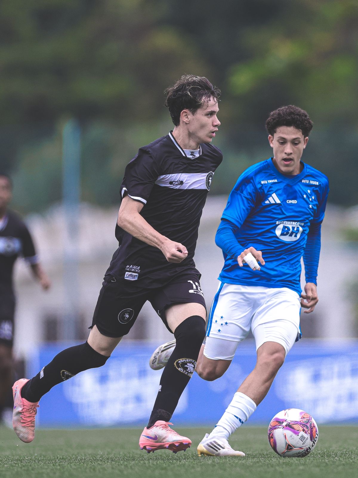 Villa Real conquista ponto importante diante do Cruzeiro na Toca da Raposa 1 e segue vivo no Mineiro Sub-20